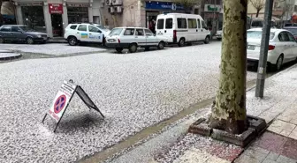 Fındık büyüklüğünde yağan dolu ilçeyi beyaza bürüdü