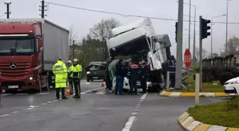 Su yüklü tır ışıklarda duramayarak önündeki tıra çarptı: 1 yaralı