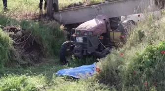 Manisa'da çarptığı kanalet üzerine devrilen traktör sürücüsü hayatını kaybetti