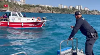 Son dakika haberleri | Açıldıkları tekne ile falezlere çarpmak üzere olan 9 kişinin imdadına deniz polisi yetişti