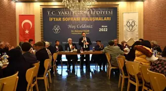 Belediye Başkanı ayakkabı boyacılarıyla iftar yaptı