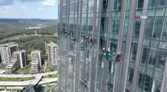 Yüzlerce metre yükseklikte çalışan işçilerin zorlu gökdelen mesaisi kamerada