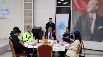 Hakkari Valisi belediye çalışanları ile iftarda bir araya geldi