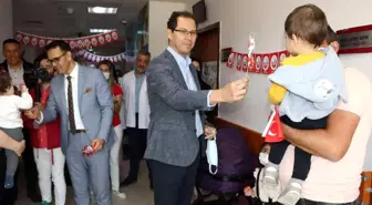 Hastanede yatan çocuklara 23 Nisan sürprizi