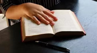 Pandemi nedeniyle 3 kişiden 1'i daha çok kitap okumaya başladı