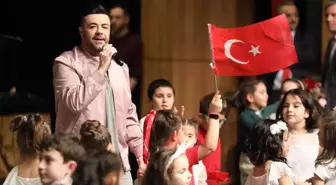 Samsun'da konser veren şarkıcı Burak Kut, sahneyi çocuklarla paylaştı