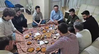 AK Parti'li Baybatur öğrenci evine misafir oldu, iftar yaptı