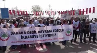 Emekliler, Bayram İkramiyesine Zam Yapılmamasını Kadıköy'de Protesto Etti: 'Bakan Fanusta mı Yaşıyor? Bu Siyasi İntihardır'