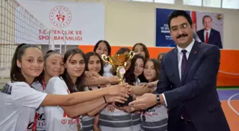 Selendi'de voleybol turnuvasının şampiyonları belli oldu