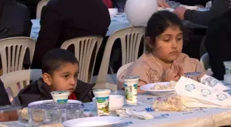 Zeytinburnu'nda düzenlenen iftarda 5 bin kişi aynı anda iftar yaptı