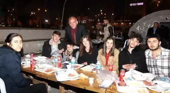 Ardahan'da belediyenin iftar yemeğine yoğun ilgi