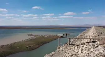 DİYARBAKIR - Kuraklık tehlikesi yaşayan Devegeçidi Baraj Gölü'ne bir başka barajdan su takviyesi