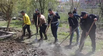 Son dakika gündem: Malatya polisi yalnız yaşayan yaşlı kadının bahçesini çapaladı