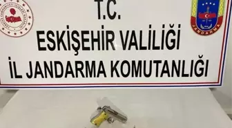 Hırsızlık şüphelisinin evinde ruhsatsız tabanca ele geçirildi