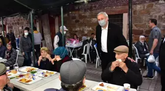 Başkan Bakkalcıoğlu ve eski Devlet Bakanı Şeker, oruçlarını belediye iftar çadırında açtı