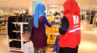 Afyonkarahisar'da Türk Kızılay'dan 125 çocuğa kıyafet yardımı
