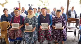 Milas'ta kırsalda yaşayan vatandaşlara ipek böceği larvası ve halı ipi dağıtıldı