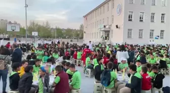 Okulda iftar yapan öğrenciler 'meddahla' eğlendi