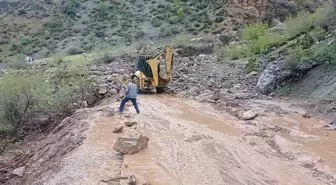 Batman'da sel ve heyelan, köy yollarını ulaşıma kapattı