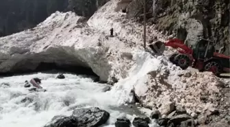 Kaçkar Dağları'ndaki yayla yollarında ekipler bayram öncesi kar mesaisinde