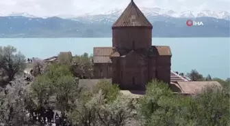 Van'da 1. Akdamar Adası Badem Çiçeği Festivali...Vali Bilmez: 'Bahar Van'da daha güzel'