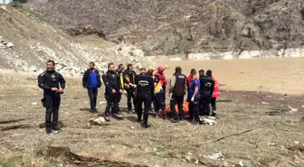 Trafik kazasında otomobille Oltu Çayı'na düşerek kaybolan annenin cesedine ulaşıldı, babayı arama çalışmaları devam ediyor