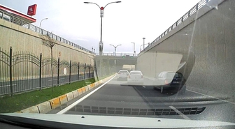 Makas atarak ilerledi, hem kendi hem de başkalarının canını tehlikeye attı