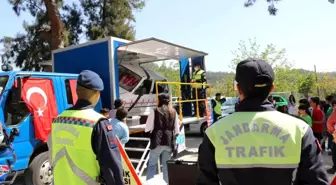 İzmir'de jandarma ekiplerinden öğrencilere trafik eğitim semineri