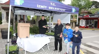 İzmit Belediyesi, Arife Günü Mezarlıklarda Cüz ve Çiçek Dağıttı