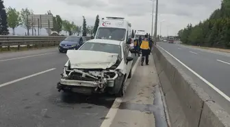 Kocaeli'de bariyere çarpan otomobildeki anne ve kızı yaralandı