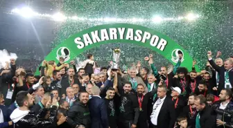 Sakaryaspor taraftarı şampiyonluğu kutluyor (3)