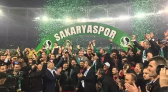 Sakaryaspor şampiyonluk kupasını kaldırdı