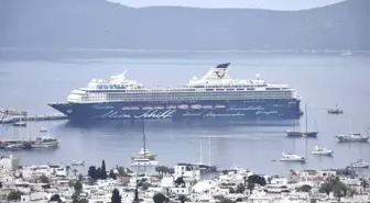 Bodrum'a gelen Malta bayraklı kruvaziyerden inen turistler, çarşıdaki hareketliliği artırdı