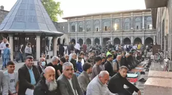 DİYARBAKIR ULU CAMİ'DE, 2 YIL SONRA MESAFESİZ İLK BAYRAM NAMAZI