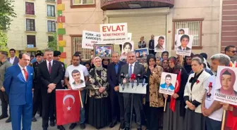 Diyarbakır Valisi Karaloğlu'ndan eylemdeki ailelere bayram ziyareti