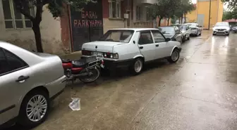 Manisa motosikletin park halindeki otomobile çarpması sonucu 2 kişi yaralandı