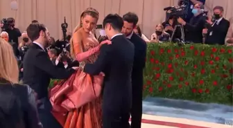 Oyuncu Blake Lively, Met Gala'da şov yaptı! Elbisenin üstünden bir elbise daha çıktı