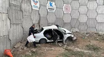 Son dakika haber | SİVAS'TA OTOMOBİL ÜST GEÇİT DUVARINA ÇARPTI 1 ÖLÜ, 5 YARALI - 2 YENİDEN