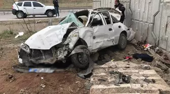 Sivas'ta duvara çarpan otomobildeki 2 kişi öldü, 4 kişi yaralandı