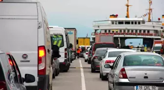 Tatilciler dönüş yolunda feribotlarda yoğunluk oluşturdu