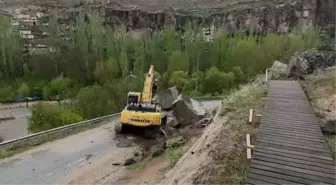Sağanak yağışla düşen kaya parçaları yolu trafiğe kapattı