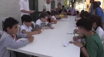 Balıkesir'in ilçelerinde çocuklara gölge oyununun inceliklerini öğretiyor