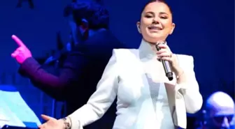 Bebek göründü! Merve Özbey karnı burnunda sahneye çıktı