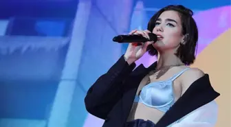 Dünyaca ünlü şarkıcı Dua Lipa çılgınlar gibi eğlendi, arkadaşının göğüslerine dokunması olay oldu