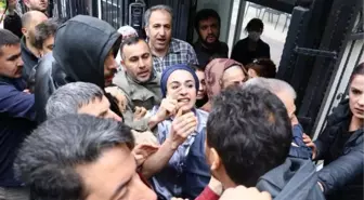 Evlat nöbeti tutan aileler HDP'ye siyah çelenk bıraktı, gerginlik yaşandı