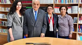 İzmirliler 100. Yıl Anı Evi için sandıkları açtı