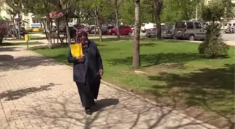 Katıldığı kursta azmiyle 76 yaşında okuma yazmayı öğrendi