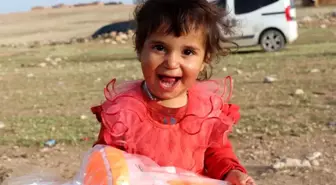 Kırsaldaki göçer çocukların oyuncak sevinci