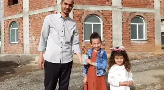 Kumbaralarında biriktirdikleri bisiklet paralarını inşaatı devam eden camiye bağışladılar