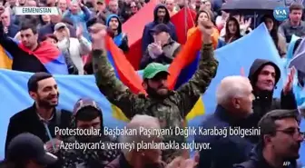 Protestocular Ermenistan Başbakanı'nın İstifasını İstedi